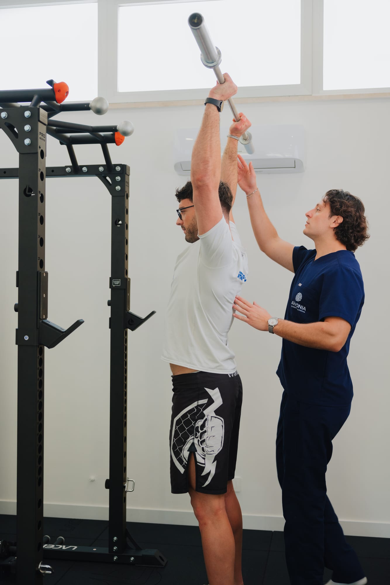 Esercizio di rinforzo degli arti superiori guidato in palestra riabilitativa